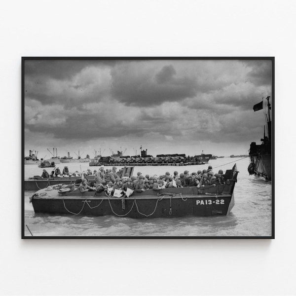 Affiche Debarquement Normandie - Bateau de débarquement avec soldats et véhicules alliés