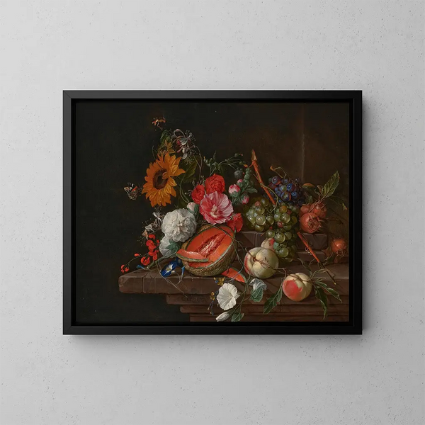 En melon, persikor, druvor, nèfles, solrosor, rosor, pioner och andra blommor med fjärilar och andra insekter på en stenbänk - Cornelis de Heem — inramlat konstverk på väggen