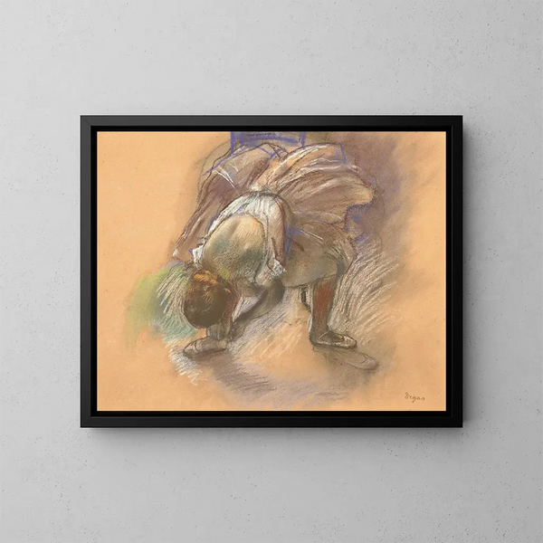 Danserska som justerar sin sko - Edgar Degas — inramlat konstverk på väggen