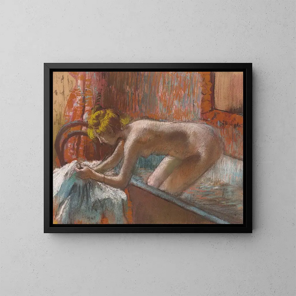 kvinna som går ut ur badet - Edgar Degas — inramlat konstverk på väggen