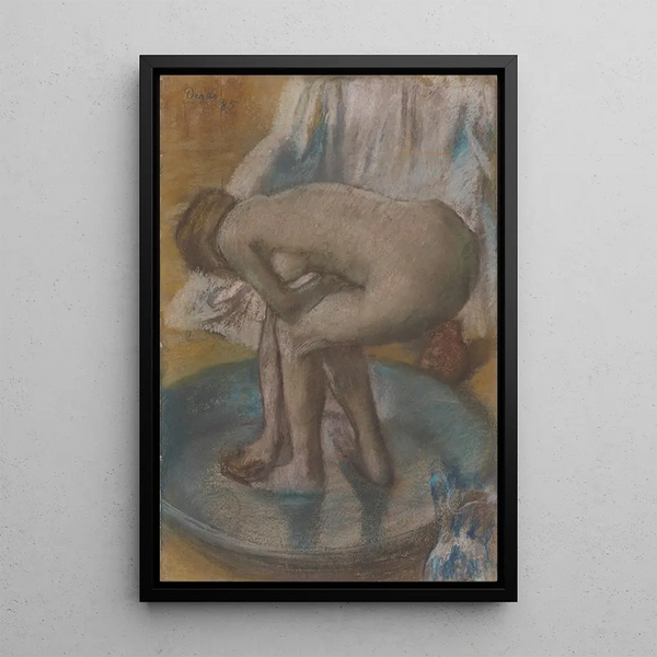 en kvinna som badar i ett grunt badkar - Edgar Degas — inramlat konstverk på väggen
