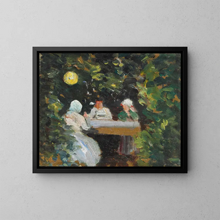Ensemblé i trädgården en sommarkväll under lampan - Michael Ancher — inramlat konstverk på väggen