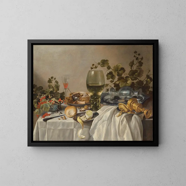 Liten frukost eller silversmide och glas på ett draperat bord med vinrankor, frukt och bakverk - Pieter Claesz — inramlat konstverk på väggen
