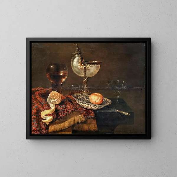 En clementin i en porslinskål, en nautilus-kopp, en roemer, två glas, en kniv, en skalad citron på en prydd matta, på ett bord. - Willem Claesz Heda — inramlat konstverk på väggen