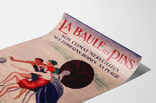 Bretagne-vintageaffisch – La Baule-les-Pins, visad på en lätt böjd pappersyta, perspektivvy.