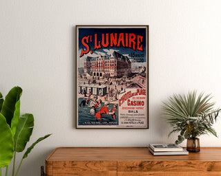 Vintageaffisch Bretagne – Saint-Lunaire, havsbad, inramad ovanför en träbyrå, mellan växter.