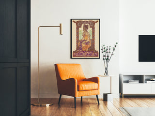 Historisk affisch – Kolonialutställningen i Semarang, 1914, inramad i ett vardagsrum med en orange fåtölj och en golvlampa.