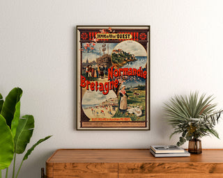 Vintage Normandie-affisch – Normandie och Bretagne — Chemins de Fer de l’Ouest, inramad ovanför en träbyrå, mellan växter.