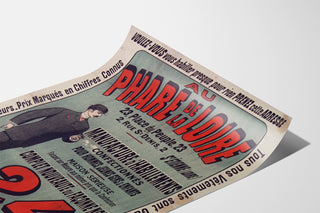 Vintage reklamaffisch Au Phare de la Loire, kläder, visad på en lätt böjd pappersyta, perspektivvy.