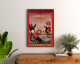 Vintage reklamaffisch Grandes Galeries modernes, Agen, inramad ovanför en träkommod, mellan växter.