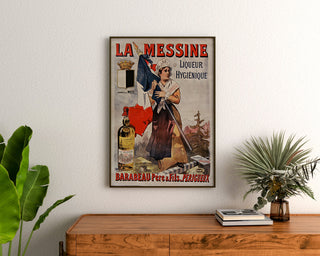 Vintage reklamaffisch La Messine, likör, inramad ovanför en träbyrå, mellan växter.