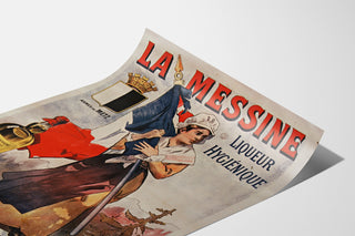 Vintage reklamaffisch La Messine, likör, visad på böjd pappersyta i perspektiv.