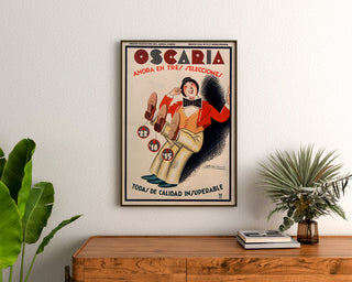 Vintage reklamaffisch Oscaria, skor, inramad ovanför en träbyrå, mellan växter.