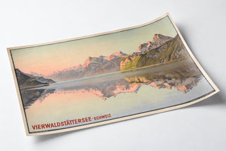 Schweizisk vintageaffisch – Vierwaldstättersjön – Jakob Wyss, visad på ett böjt ark i perspektiv.