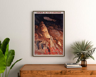 Turistaffisch vintage – Grottes de Lacave, Rocamadour, inramad ovanför ett träbyrå, mellan växter.