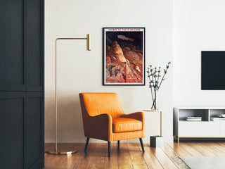 Turistaffisch vintage – Grottes de Lacave, Rocamadour, inramad i vardagsrum med orange fåtölj och golvlampa.