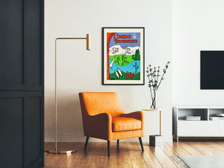 Vintage turistaffisch – L’Ain touristique, inramad i vardagsrum med orange fåtölj och golvlampa.