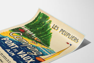 Vintage turistaffisch – Les Peupliers, camping i Pont‑de‑Vaux, visad på böjd pappersyta i perspektiv.
