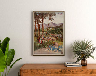 Vintage turistaffisch – Saint-Honoré-les-Bains, Tanconville, inramad ovanför en träkommod, mellan växter.