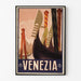 Vintage turistaffisch – Venezia, gondolernas förstävar, i tunn ram på en ljus vägg.