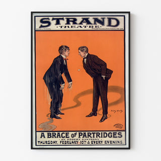 Vintageaffisch A Brace of Partridges, Strand Theatre, i en tunn ram på en ljus vägg.