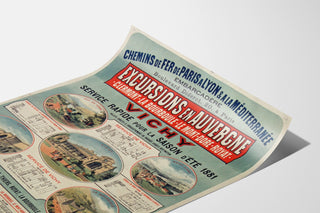 Vintageaffisch Auvergne, utflykter PLM, visad på ett böjt papper, perspektivvy.