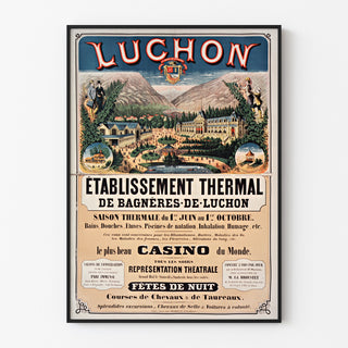 Vintageaffisch Bagnères-de-Luchon, spa, presenterad i en smal ram på en ljus vägg.