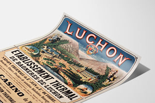 Vintageaffisch Bagnères-de-Luchon, spa, presenterad på ett böjt papper, sett i perspektiv.