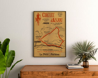 Vintageaffisch Circuit d’Anjou, vandring, inramad ovanför en träkommod, mellan växter.