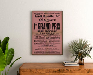 Vintageaffisch Grand Prix de Lyon, marsch, inramad ovanför en byrå i trä, mellan växter.