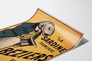 Vintageaffisch La Sardine française, Béziers, uppvisad på ett böjt ark, sett i perspektiv.