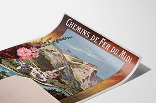 Vintageaffisch Lourdes, chemins de fer du Midi, presenterad på ett böjt ark, sedd i perspektiv.