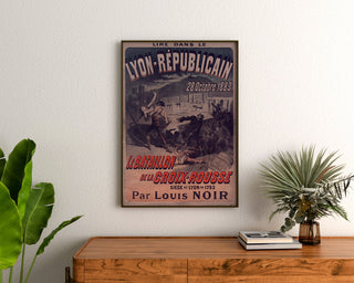 Vintage affisch Lyon Républicain, Bataillon Croix-Rousse, inramad ovanför en träbyrå, mellan växter.