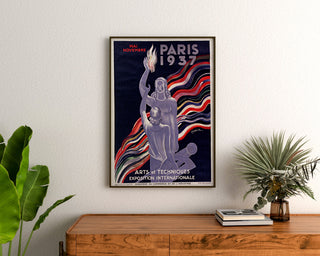 Vintageaffisch Paris 1937, Arts et techniques, inramad ovanför en träbyrå, mellan växter.