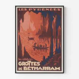 Vintageaffisch Pyrénées, grottes de Bétharram, i ett smalt ramverk mot en ljus vägg.