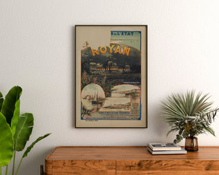 Vintageaffisch Royan, Grand Casino municipal, inramad ovanför en träbyrå, mellan växter.