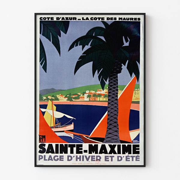 Vintageaffisch Sainte-Maxime, Côte des Maures, visad i en tunn ram på en ljus vägg.