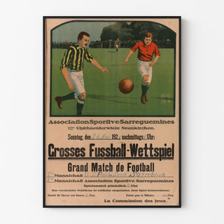 Vintageaffisch Sarreguemines, fotbollsmatch, i en tunn ram på en ljus vägg.