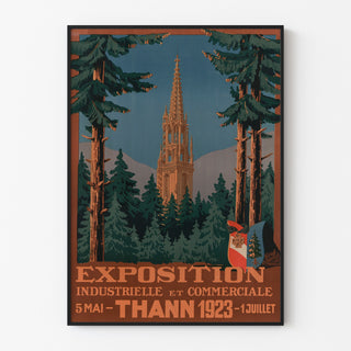 Vintageaffisch Thann, industrimässa, visad i en tunn ram på en ljus vägg.