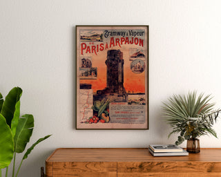 Vintage affisch Tramway Paris-Arpajon, inramad ovanpå en träbyrå, mellan växter.