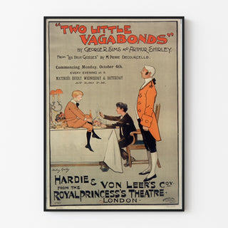 Vintageaffisch Two Little Vagabonds, i en tunn ram på en ljus vägg.