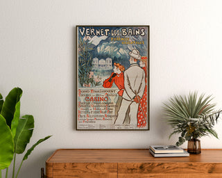 Vintageaffisch Vernet-les-Bains, Canigou, inramad ovanför en byrå i trä, mellan växter.