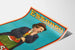 Vintage poster med Charlie Chaplin vid havet