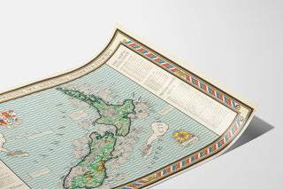 Gammal karta över Nya Zeeland – MacDonald Gill, 1931, uppsatt på ett böjt papper, sedd i perspektiv.