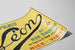 Vintageposter Chapeau Léon - 21 Rue Daunou Paris — vy av konstverket