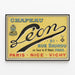Vintageposter Chapeau Léon - 21 Rue Daunou Paris — inramlat konstverk på väggen