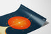 Dekorativ poster av Deep Space Atomic Clock - Rymdtema Orange