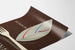 Skandinavisk minimalistisk designposter med stiliserade blad och bestick