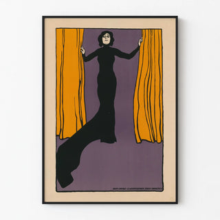 frau-in-schwarzem-kleid-zwischen-vorhang-stehend