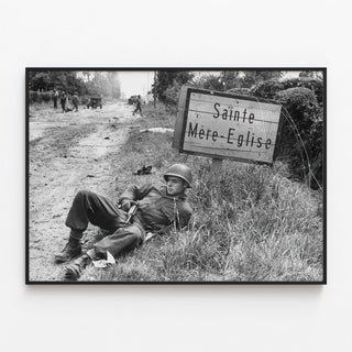 Parachutiste américain au repos près de Sainte-Mère-Église | Reproduction de photo historique